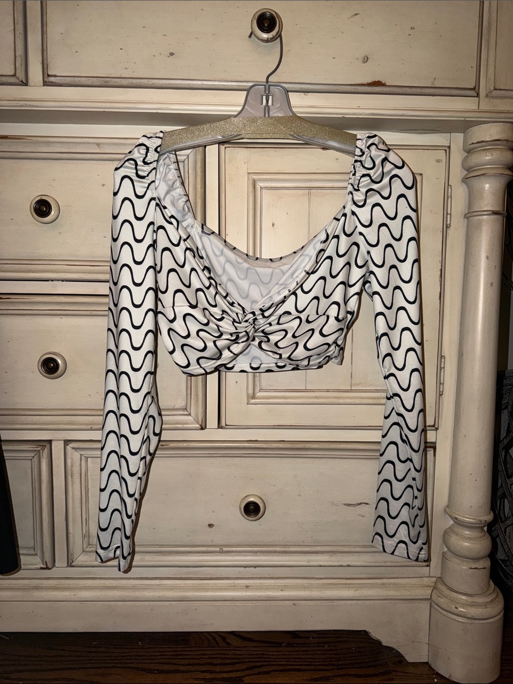 SHEIN White Long-Sleeve Twist-Front Crop Top with Black Wave Print